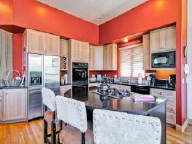 Fully equipped kitchen with breakfast bar