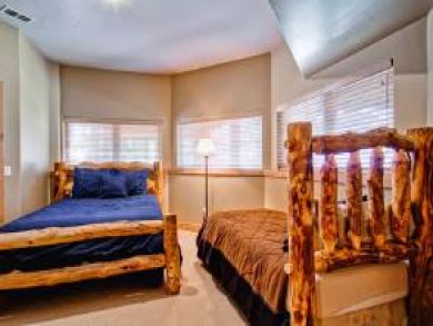 Bedroom 4 with queen & twin beds