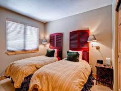 Bedroom 3 with twin beds