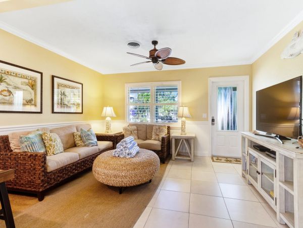 Home at Holmes Beach Three Bedrooms and Pool Rental
