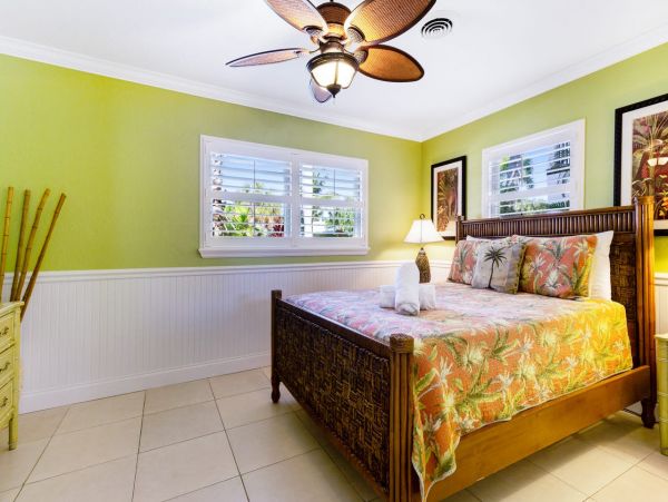 Home at Holmes Beach Three Bedrooms and Pool Rental