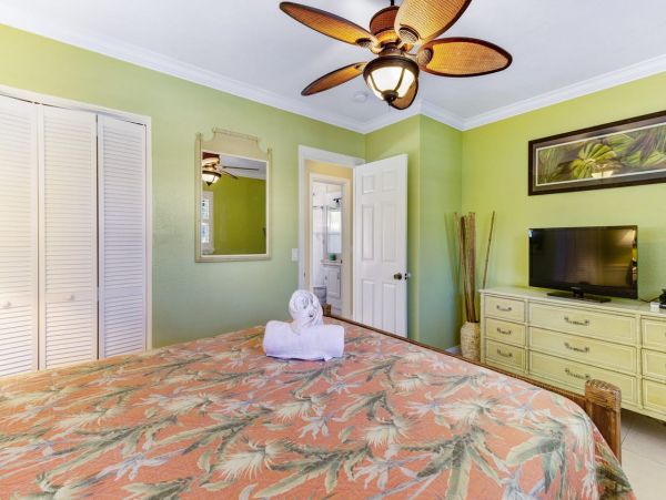 Home at Holmes Beach Three Bedrooms and Pool Rental