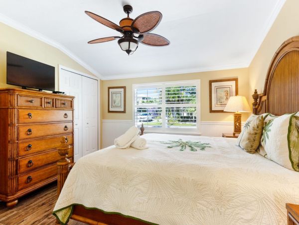 Home at Holmes Beach Three Bedrooms and Pool Rental