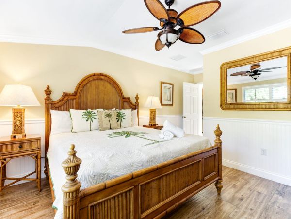 Home at Holmes Beach Three Bedrooms and Pool Rental