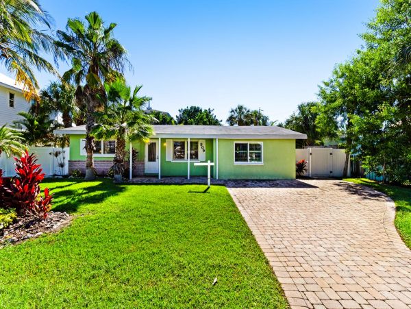 Home at Holmes Beach Three Bedrooms and Pool Rental