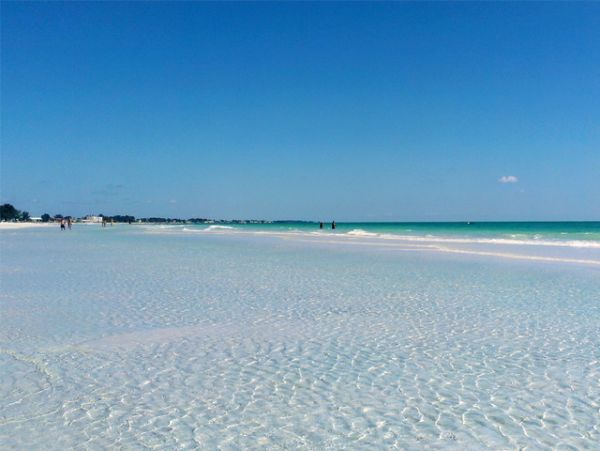 Home at Holmes Beach Three Bedrooms and Pool Rental