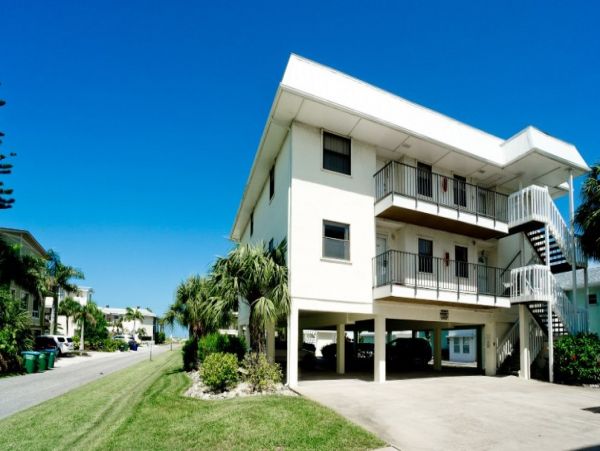 Bradenton Beach Vacation Rentals Across from Beach on Anna Maria Island