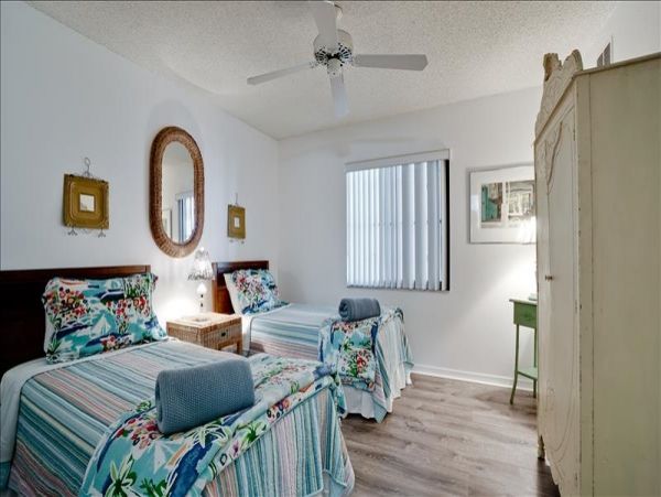 Lovely Bradenton Rental walk to Beach