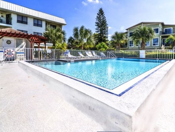 Lovely Bradenton Rental walk to Beach