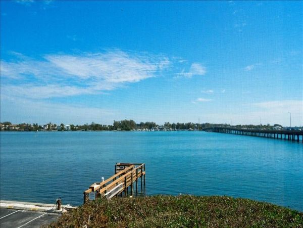 Lovely Bradenton Rental walk to Beach