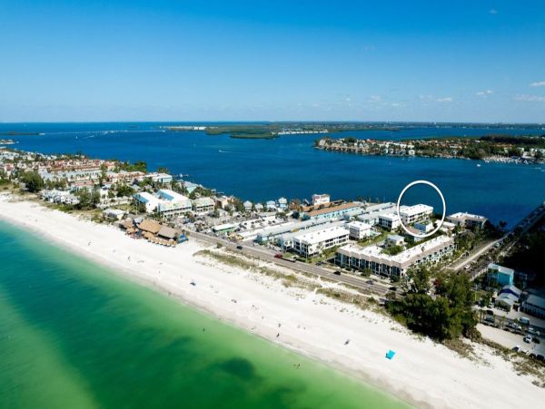 Lovely Bradenton Rental walk to Beach
