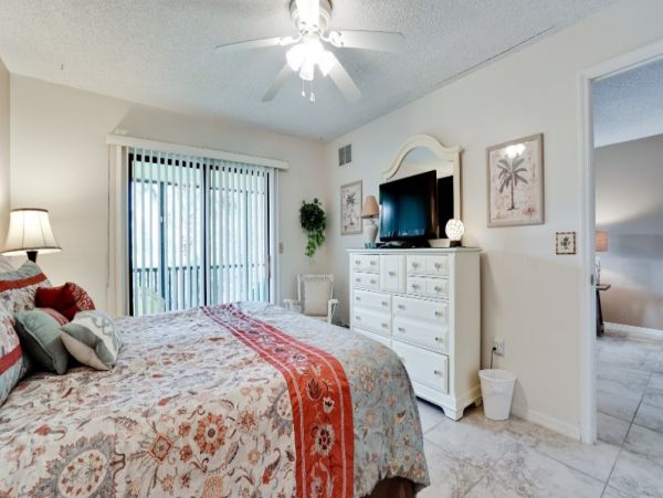 Bradenton Beach Two Bedroom Vacation Condo Sleeps Five