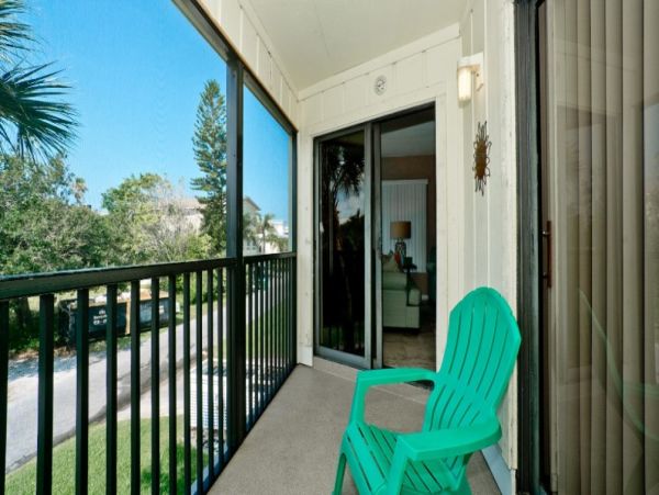 Bradenton Beach Two Bedroom Vacation Condo Sleeps Five