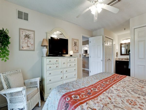 Bradenton Beach Two Bedroom Vacation Condo Sleeps Five