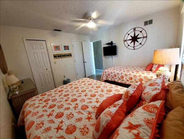 Bradenton Beach Two Bedroom Vacation Condo Sleeps Five