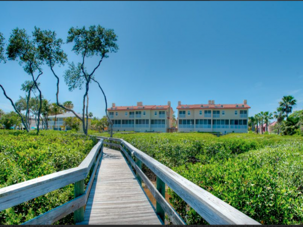 Sunny Three Bedroom Townhome with Private Beach Access