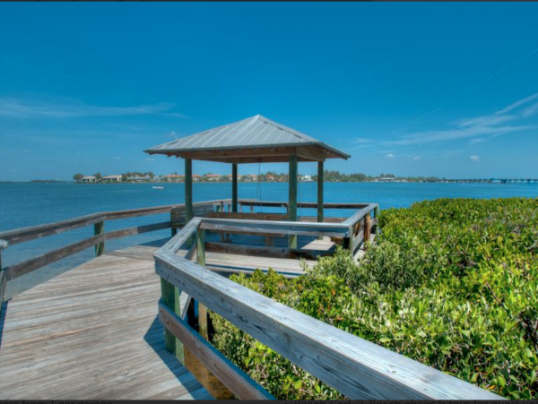 Sunny Three Bedroom Townhome with Private Beach Access
