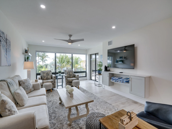 Holmes Beach Rental Condo Sleeps Six Guests Steps to Beach!