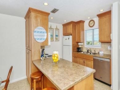 Two Bedroom Rental with Full Gulf View Sleeps 5 Guests