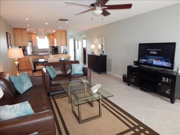 Siesta Key 2 Bedroom Condo Sleeps 4 Across Street From Beach