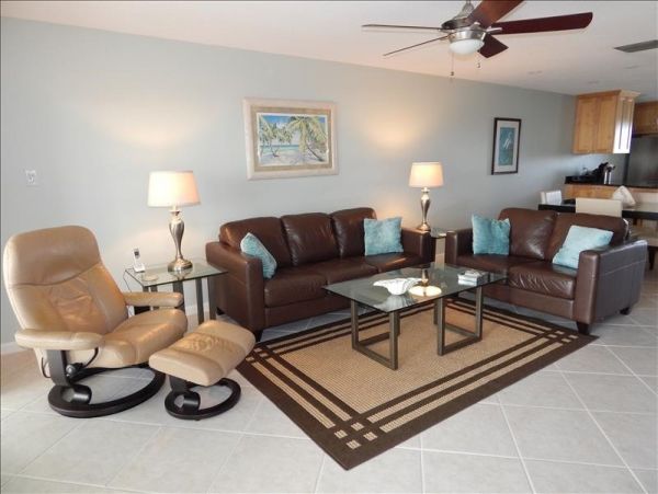 Siesta Key 2 Bedroom Condo Sleeps 4 Across Street From Beach