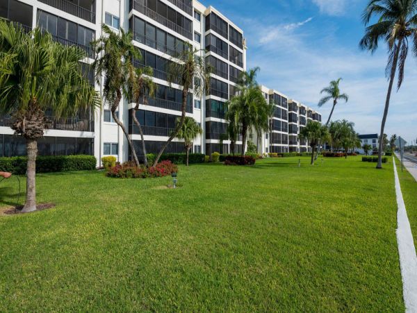 Siesta Key 2 Bedroom Condo Sleeps 4 Across Street From Beach