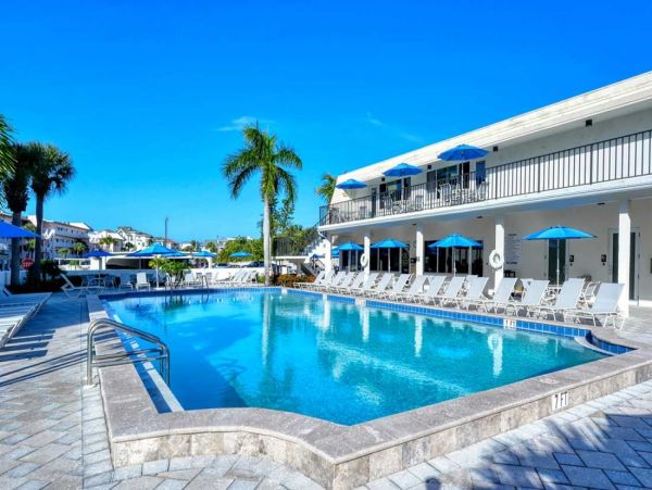 Siesta Key 2 Bedroom Condo Sleeps 4 Across Street From Beach