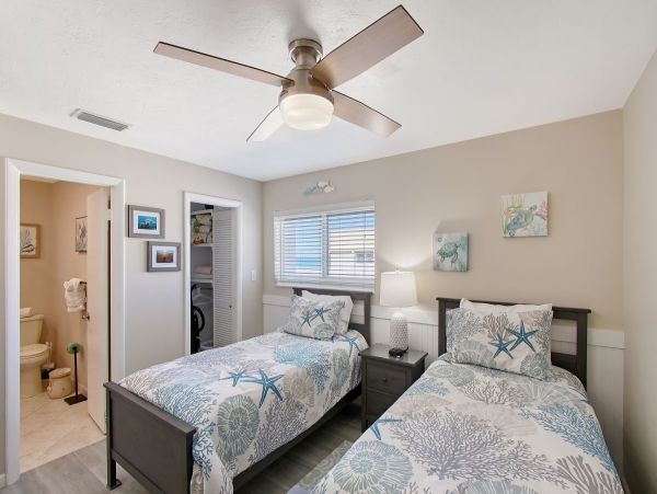 Rare Find! 2 Bedroom 2 Bathroom Siesta Key Condo Gulf Views
