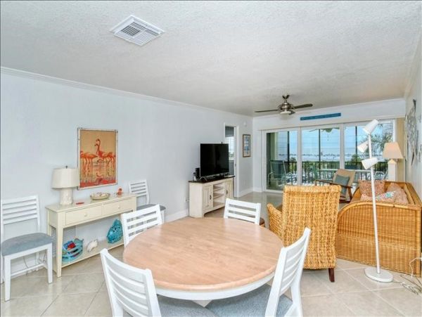 Siesta Key Two Bedroom Vacation Condo Close to Beach