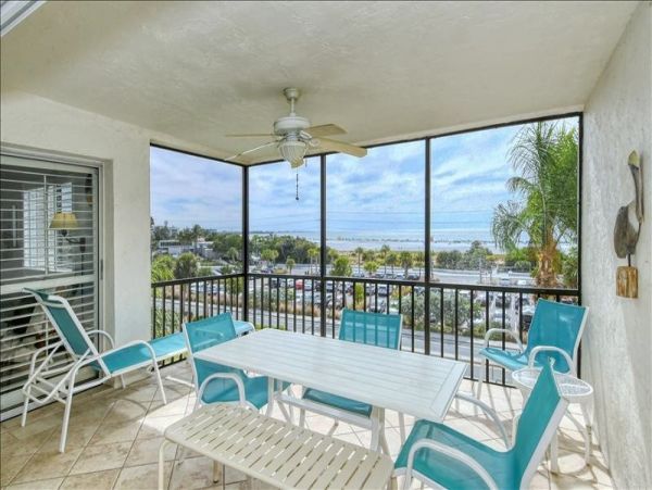 Siesta Key Two Bedroom Vacation Condo Close to Beach