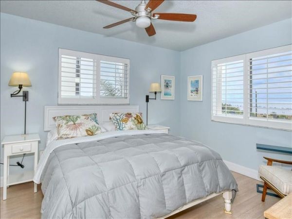 Siesta Key Two Bedroom Vacation Condo Close to Beach