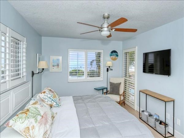 Siesta Key Two Bedroom Vacation Condo Close to Beach