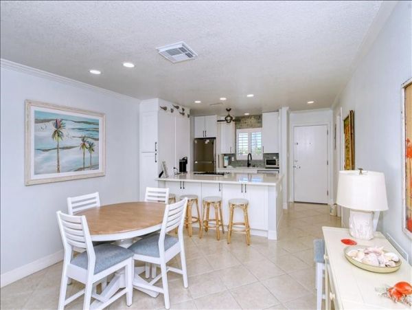 Siesta Key Two Bedroom Vacation Condo Close to Beach