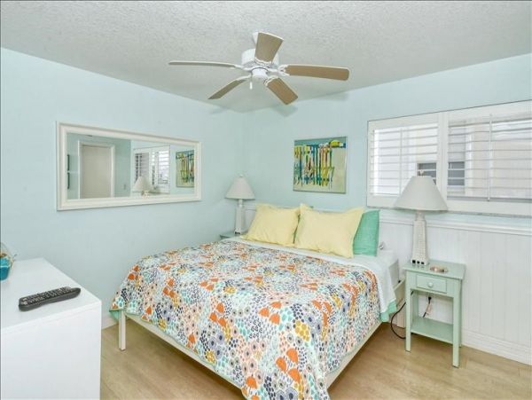Siesta Key Two Bedroom Vacation Condo Close to Beach