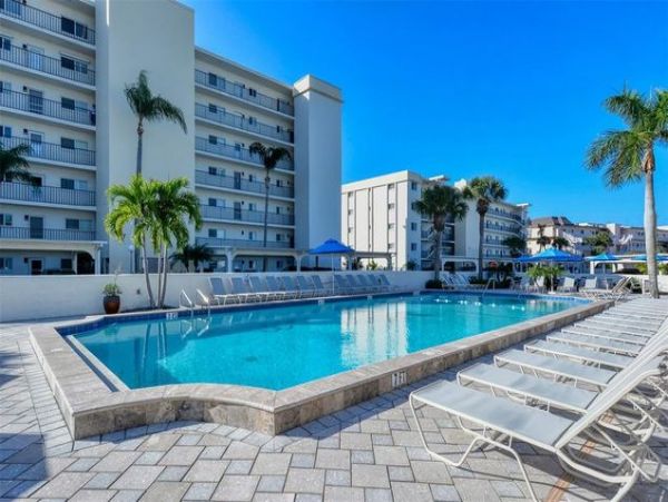 Siesta Key Two Bedroom Vacation Condo Close to Beach