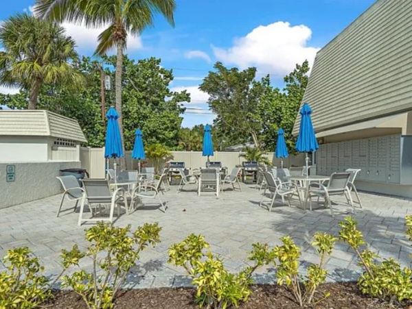 Siesta Key Two Bedroom Vacation Condo Close to Beach