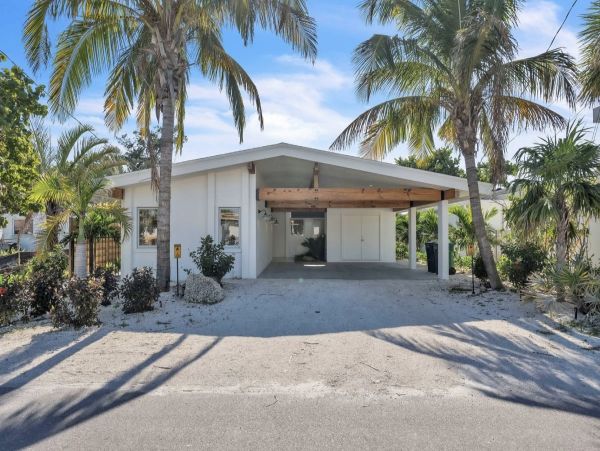 Luxury Beachfront Retreat on Anna Maria Island - Your Perfect Getaway