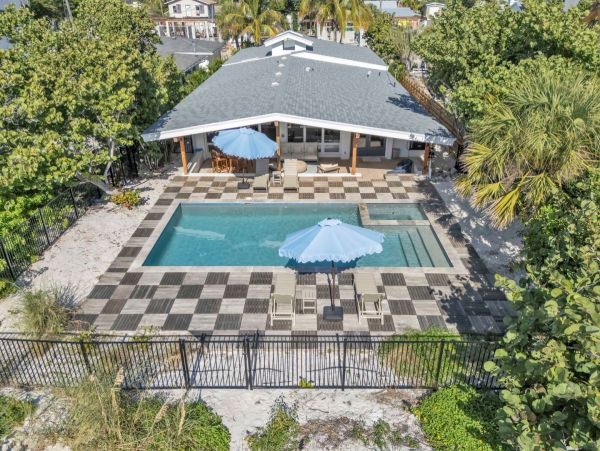 Luxury Beachfront Retreat on Anna Maria Island - Your Perfect Getaway