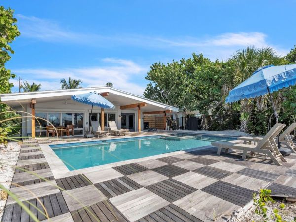 Luxury Beachfront Retreat on Anna Maria Island - Your Perfect Getaway
