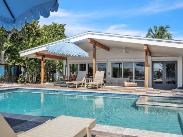 Luxury Beachfront Retreat on Anna Maria Island - Your Perfect Getaway
