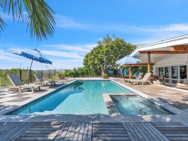 Luxury Beachfront Retreat on Anna Maria Island - Your Perfect Getaway
