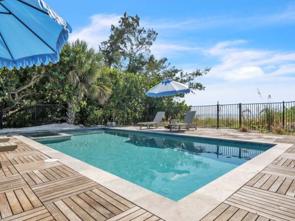 Luxury Beachfront Retreat on Anna Maria Island - Your Perfect Getaway