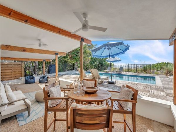 Luxury Beachfront Retreat on Anna Maria Island - Your Perfect Getaway