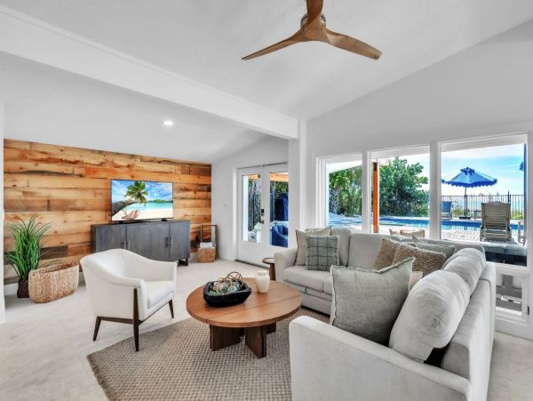 Luxury Beachfront Retreat on Anna Maria Island - Your Perfect Getaway