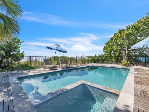 Luxury Beachfront Retreat on Anna Maria Island - Your Perfect Getaway