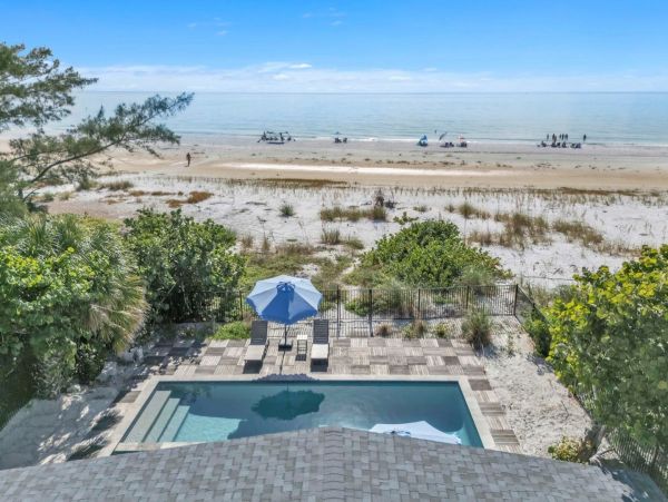 Luxury Beachfront Retreat on Anna Maria Island - Your Perfect Getaway