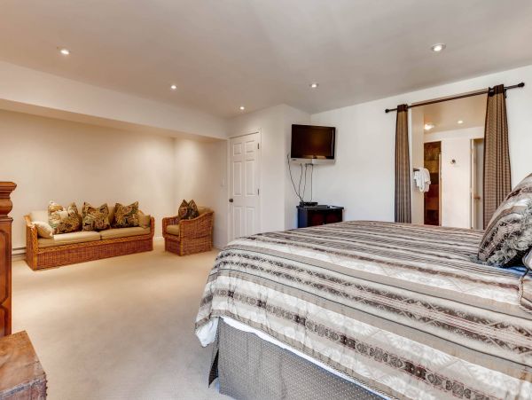 Avon 3 bedroom plus loft and den