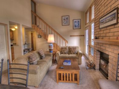Vail Ski Condo 3 Bedrooms Sleeps 10  - 50 yards to Shuttle