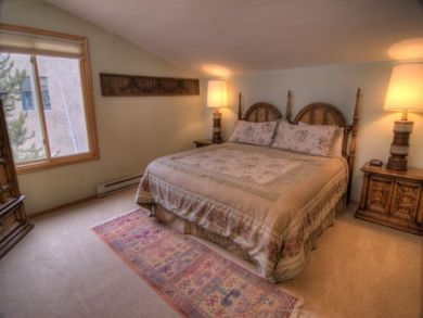 Vail Ski Condo 3 Bedrooms Sleeps 10  - 50 yards to Shuttle