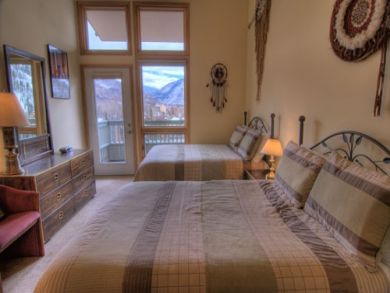 Vail Ski Condo 3 Bedrooms Sleeps 10  - 50 yards to Shuttle